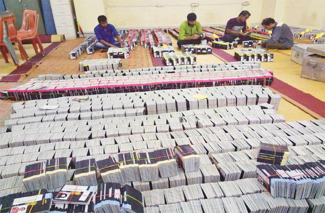 Staff at the Central Hajj Committee arranging the passports of the pilgrims. (File Photo)