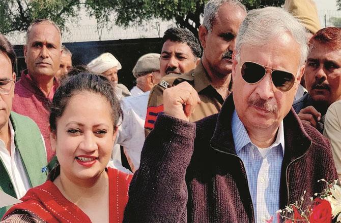 Candidate from Italy Aarti Rao with her father Rao Inderjeet