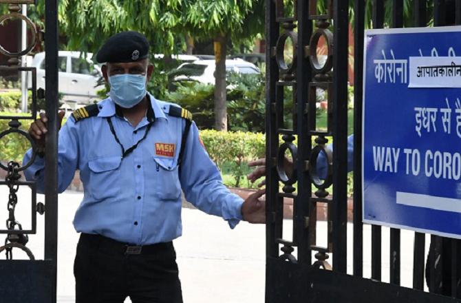 A security guard is stationed outside a hospital. Photo: INN.