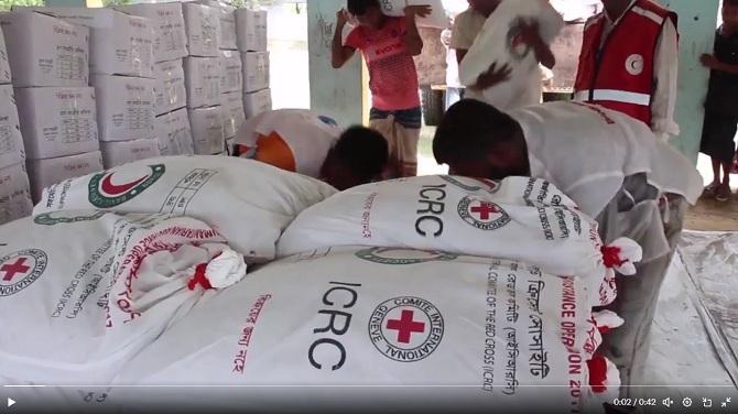 ICRC personnel providing assistance. Photo: X