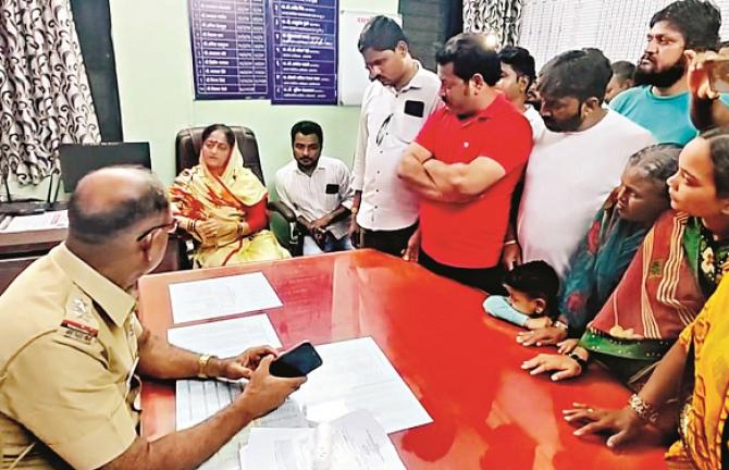 MP Smita Wagh talking to In-charge Inspector Vikas Devere at Amalnir Police Station. Photo: INN
