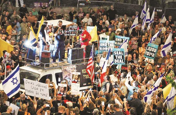 Larry al-Bagh, father of hostage Elie al-Bagh, speaking to protesters in Tel Aviv. Photo: INN.