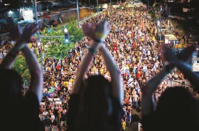 There are massive protests against the government in Tel Aviv. Photo: INN.