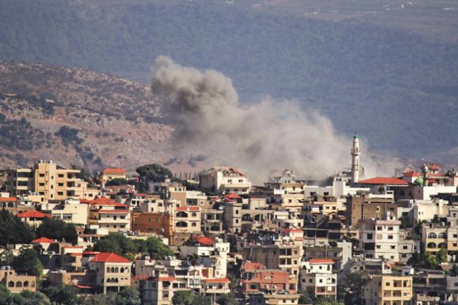 Smoke billows from a residential area after an Israeli rocket attack in the Syrian village of Khayyam. Photo: INN