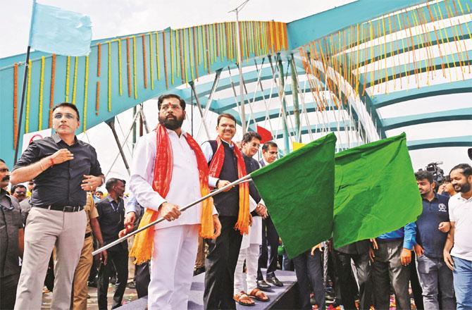 Chief Minister Eknath Shinde, Deputy Chief Minister Devendra Farnavis and other leaders while inaugurating the coastal road. Photo: INN