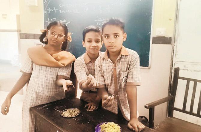 Children of Muhammad Umar Rajab Secondary School eat the pebbles found in the midday meal. Image: Revolution