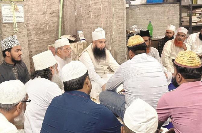A meeting of scholars was held in Mahbub Subhani Masjid on Monday after noon prayer. Photo: INN.
