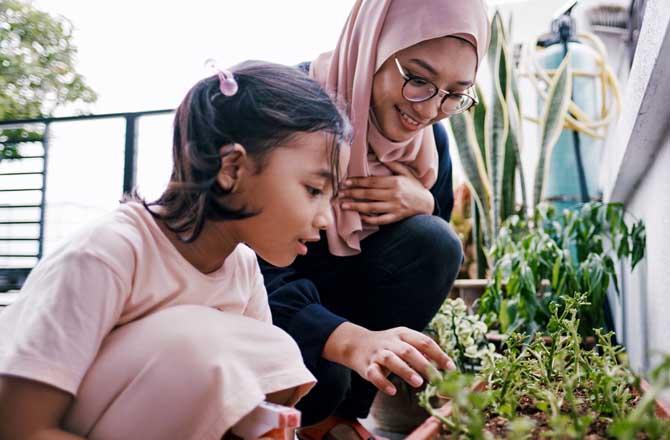 Mother and daughter gardening. Photo: INN.