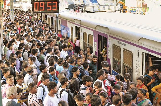 Congestion of passengers can be seen at Western Railway`s Kandivali station due to the blockade. Photo: Inquilab , Satij Shinde