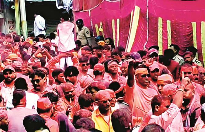 Procession of Ganapati passing through Muslim area in Nandurbar. Photo: Inquilab