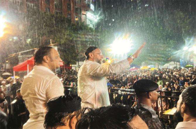 While speaking Asaduddin Owaisi, Mumbai MIM President Raees Lashkaria is also seen behind