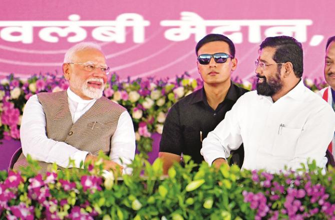 Prime Minister Modi (left) with Chief Minister Eknath Shinde in Wardha.  Photo: PTI