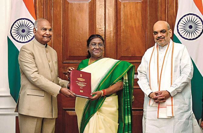 Kovind handed over the President Republic Draupadi Murmukarport. Photo: INN