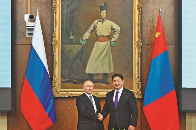 Putin was warmly welcomed by Mongolian President Khorlis Okhna. Photo: INN