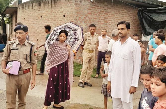 A Forest Department team with villagers in a village in Bareilly. Photo: INN.