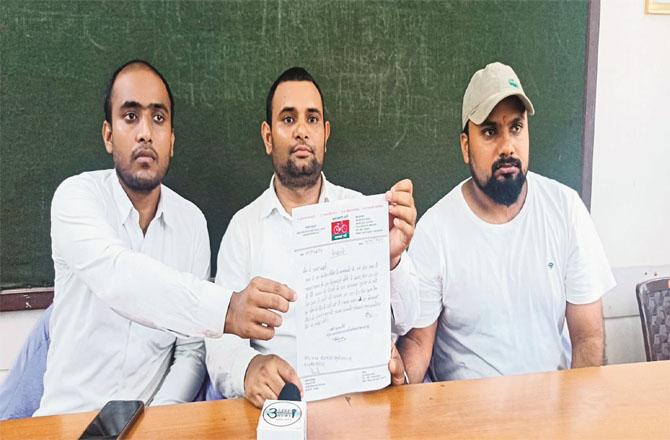 Samajwadi Party Lawyers Cell Advocate Sandeep Yeduvanshi (centre) Advocate Parveen Kumar Maurya (left) and Vineet Yadav. Photo: INN