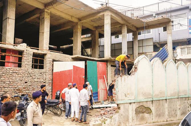On the instructions of the municipal administration, the Muslims of Mandi Jail Road themselves demolished that part of the mosque which has been declared illegal.