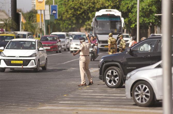 The traffic officer faces danger from uncontrolled vehicles during duty. Photo: INN
