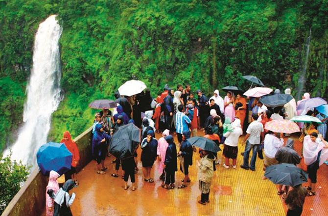 Tourists are watching the Thoseghar Waterfall. Photo: INN.