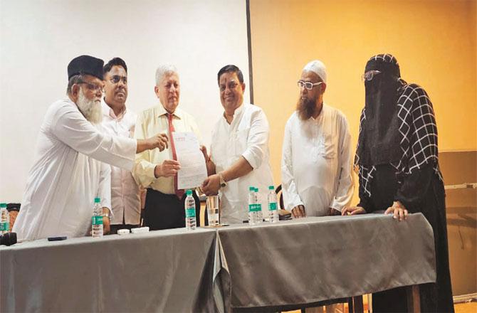 Member of Parliament Suresh Mahatre aka Balia Mama giving Padma Shri Dr. Zaheer Qazi, Maulana Mahmood Khan Dariyabadi, Raees Sheikh, Mufti Saeedul Rehman and Prof. Monsa Bushra Abidi memorandum.