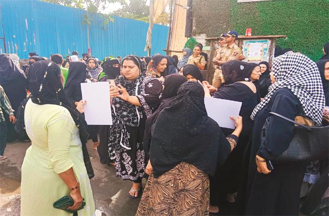 The women in the procession of the Shiites eagerly scanned the QR code. Photo: INN