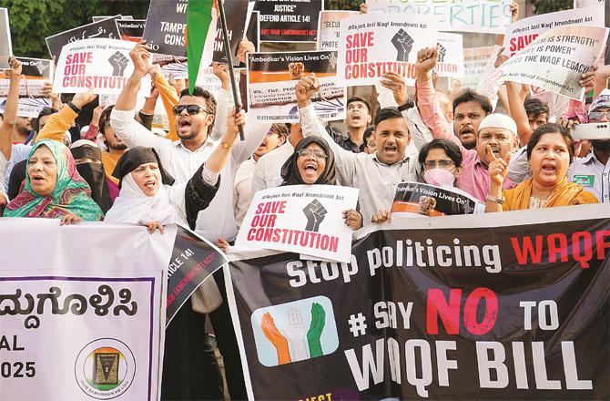 A strong protest was held against the Waqf Amendment Bill at Freedom Park in Bengaluru on Monday. Photo: PTI