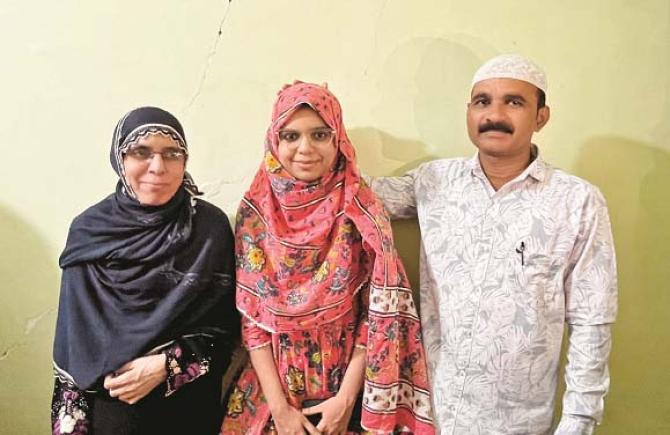 Writer Anam looks happy with her parents. Photo: Inquilaba