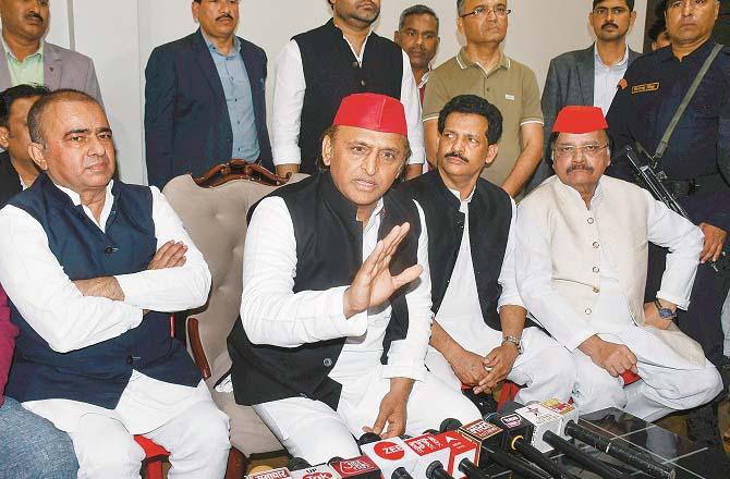 Akhilesh Yadav talking to the media. Photo: INN