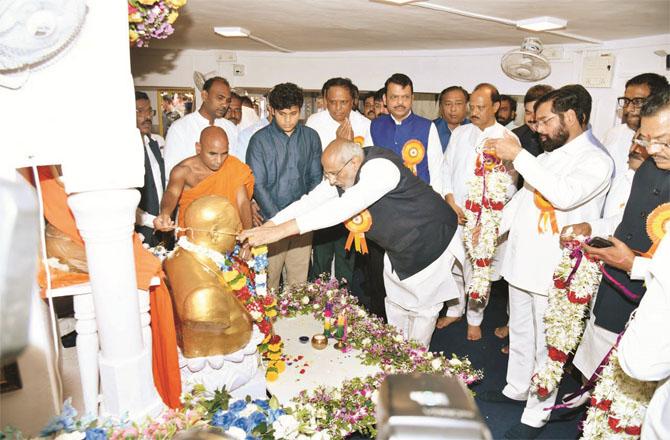 Maharashtra Governor Radhakrishnan paying tributes. Picture: INN