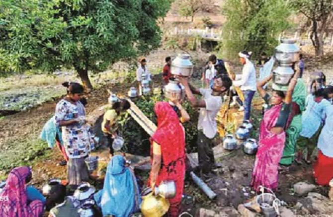 Local residents have to wander from place to place in search of water. Photo: INN