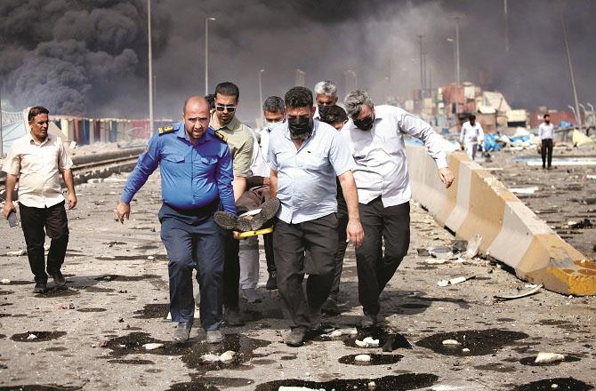 Rescue workers transport the injured to the hospital after the explosion in Bandar Abbas. Photo: INN.