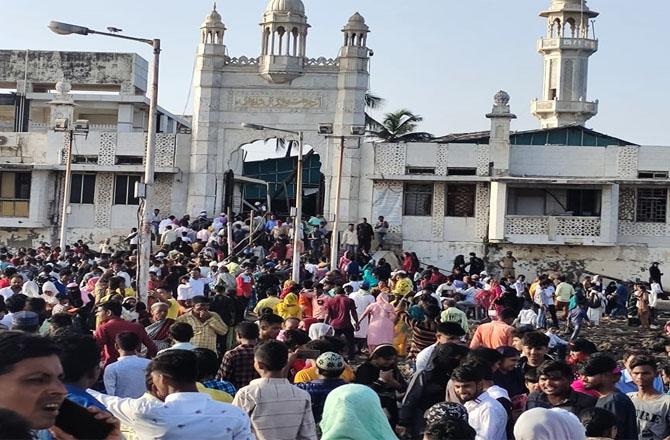 Millions of devotees flocked to Haji Ali Dargah to pay their respects on Eid and Basi Eid. Photo: INN