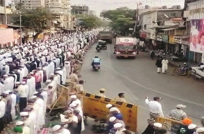 This year, a section of the road was kept empty for vehicle traffic. Photo: INN