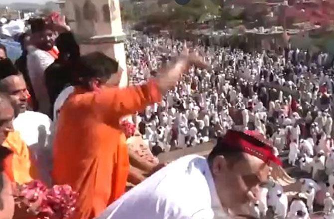 People from the Hindu group can be seen showering flowers on Muslims. Photo: X