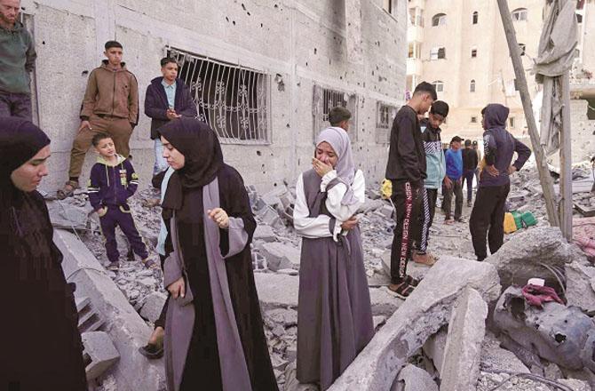 Palestinian civilians affected by Israeli bombing in Gaza look worried and sad. Photo: INN.