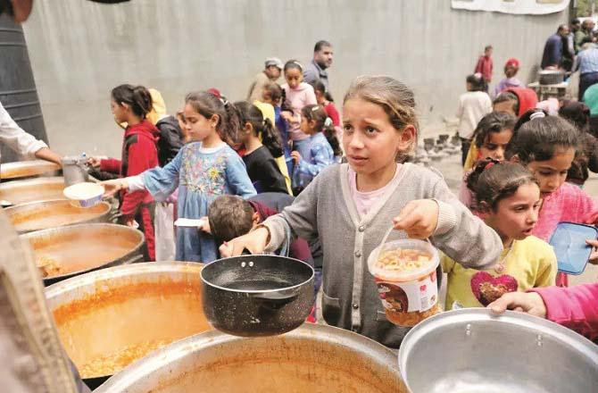 Israel is using hunger as a weapon as it rains bombs on Gaza. Photo: INN