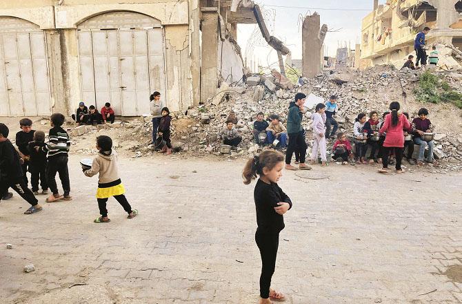 Children in Gaza are forced to wander around in search of food. Photo: INN.