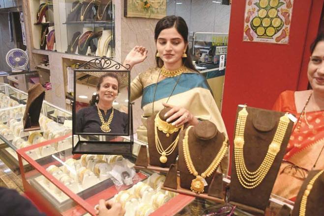 Consumers are selling old jewelry to make new ones. Photo: INN