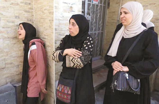 Gaza women cry as they dig up their graves. Photo: INN.