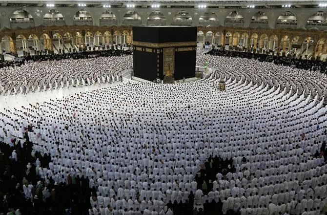 Pilgrims praying at the Kaaba. Photo: INN.