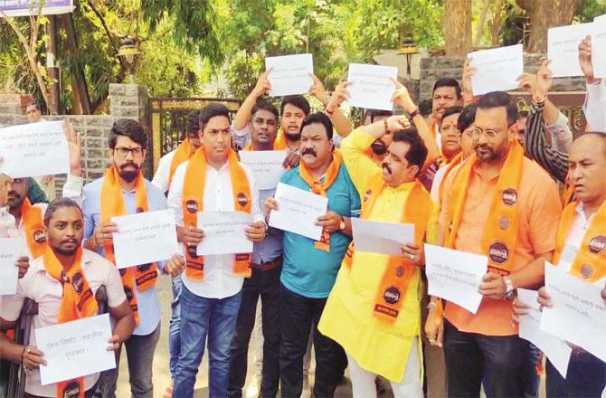MNS members protest against the order making Hindi compulsory in schools