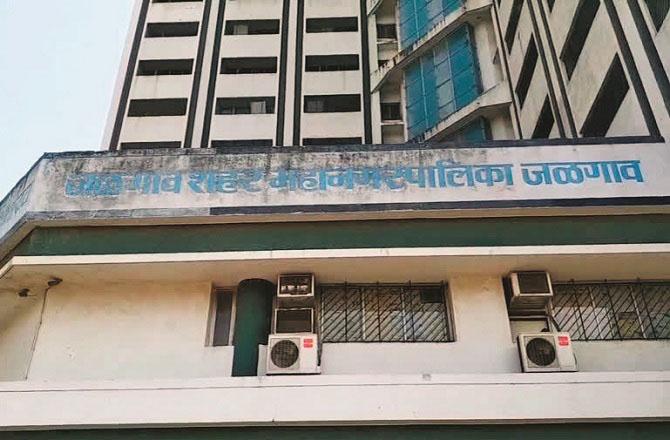 Jalgaon Municipal Corporation staff is conducting further investigation into the issue of `birth and death admission`. Photo: INN.