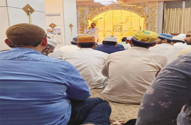 Shamim Khan, President of Tayyaba Masjid, speaking to officials at a consultative meeting against the Waqf Amendment Act.Picture: INN