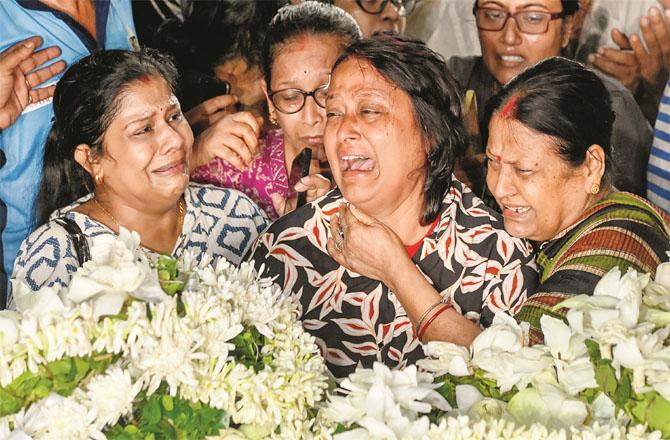 The family of West Bengal`s Sameer Guha, who died in the Pahalgam attack, can be seen crying after his body was found. Picture: PTI