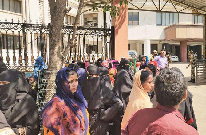 Women protest outside the Bhiwandi Municipal Corporation against water shortage. Photo: INN.