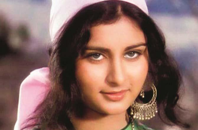 Poonam Dhillon shining like a full moon. Photo: INN
