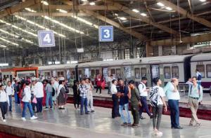 ممبئی: لوکل ٹرین اسٹیشنوں کے نام کی دلچسپ کہانیاں!