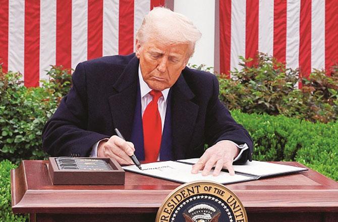 US President Donald Trump said that other countries treated us badly because our leadership was stupid and let it happen. Photo: INN