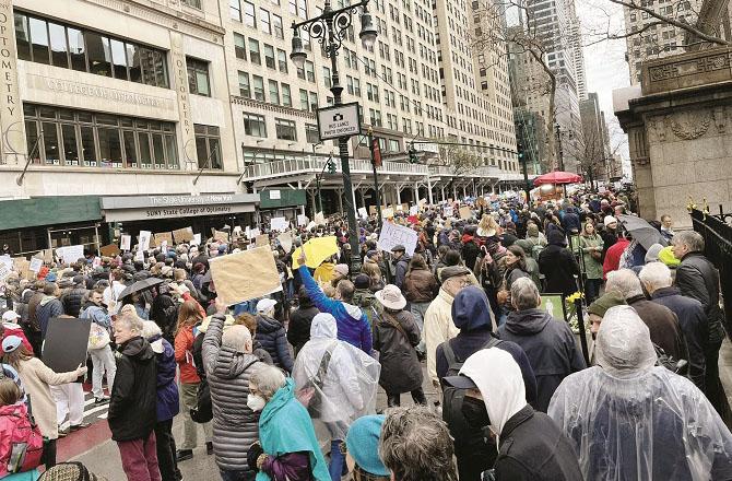 A large number of people can be seen in the protests against the policies of the Trump administration in the United States. Photo: INN.