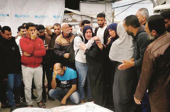 Relatives cry after the Israeli attack in Gaza. Photo: INN.